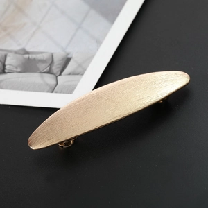 Minimalistische ovale goldene Haarspange mit matter, gebürsteter Metallstruktur für Damen