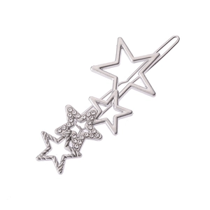 Vue détaillée de la barrette étoile argentée avec strass et surface métallique texturée