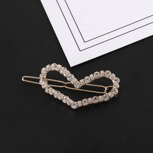 Vue détaillée de la pince à cheveux cœur creux avec base dorée et strass brillants