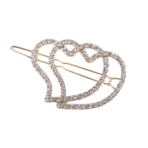 Sprankelende dubbele hart haarclip met strassteentjes en gouden metalen basis op wit