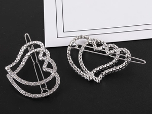Close-up van dubbele holle hart haarspelden met strass en zilveren legering
