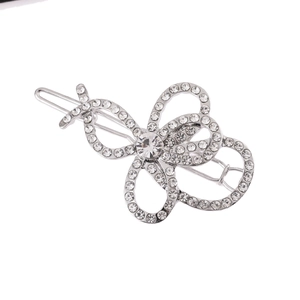 Pince à cheveux fleur argentée scintillante avec strass et perle sur fond blanc