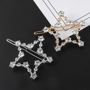 Détail de barrettes en forme d'étoile avec des strass brillants en finitions or et argent