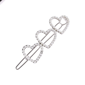 Barrette élégante en alliage argenté avec trois coeurs ornés de perles blanches