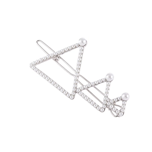 Barrette triangle argentée élégante avec perles multicouches et strass sur blanc