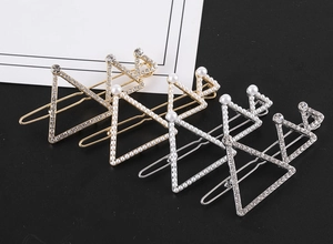 Détail de barrettes triangulaires avec strass et perles sur alliage doré et argenté