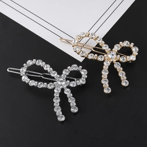 Gros plan sur les barrettes nœud avec strass et détails de glands élégants