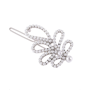 Barrette à cheveux argentée avec motif de fleur évidée, strass et perles blanches