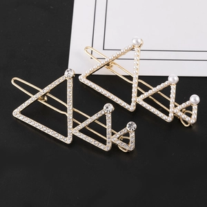 Barrettes élégantes en alliage doré avec motifs triangulaires en strass et perles