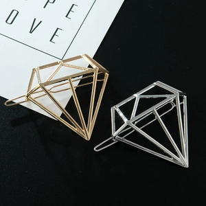Fermagli per capelli geometrici 3D a diamante in oro e argento su sfondo nero