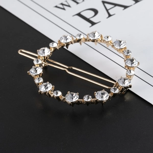 Gros plan détaillé d'une pince à cheveux circulaire avec perles et strass scintillants
