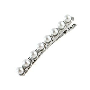 Elegante pinza de pelo de plata con perlas blancas y diamantes de imitación sobre fondo blanco