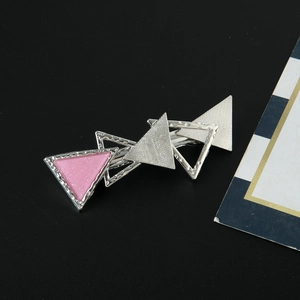Geometrische hohle Dreieck-Haarklammer in Silber und Rosa für einzigartiges Styling