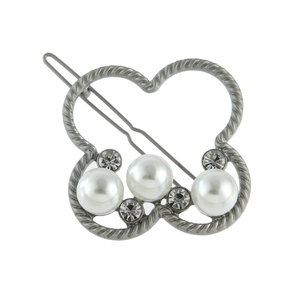Barrette papillon argentée avec perles blanches et strass brillants sur fond blanc pur