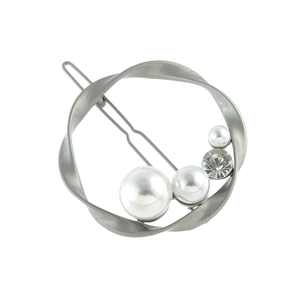 Barrette à cheveux torsadée argentée avec perles blanches et strass sur fond blanc
