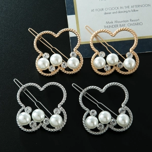 Lot de quatre pinces à cheveux torsadées avec perles et strass en doré et argenté