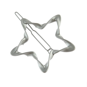 Minimalistische zilveren matte haarclip met een gedraaid hol sterontwerp en veerclip