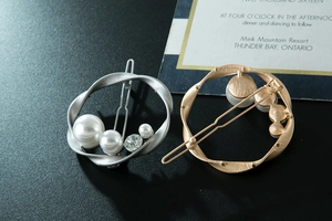 Détails de barrettes à cheveux en or et argent mat ornées de perles et cristaux