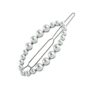 Barrette ovale argentée élégante avec perles et strass sur un fond blanc neutre