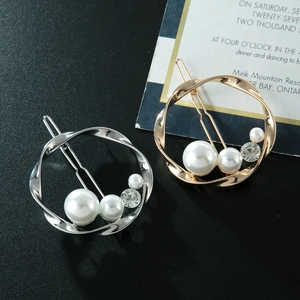 Vue détaillée de pinces à cheveux dorées et argentées avec perles et strass brillants
