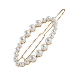 Pince à cheveux goutte d'or élégante avec perles blanches sur un fond blanc minimaliste