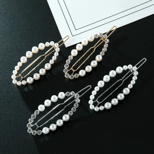 Lot de 4 barrettes ovales évidées élégantes avec perles et strass sur fond noir texturé