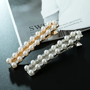 Détail de barrettes en alliage doré et argenté avec perles élégantes et strass brillants