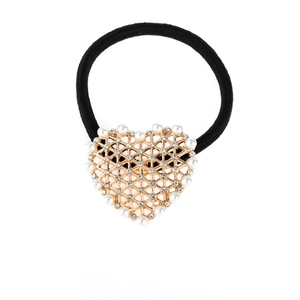 Détail d'un élastique à cheveux cœur doré avec résille géométrique, perles et strass