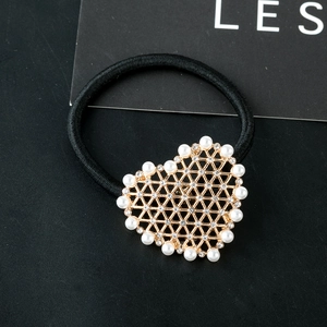 Élastique à cheveux cœur avec perles et strass sur ruban noir élégant pour femmes
