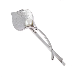 Elegant silver tulip hair clip with a pearl accent in a minimalist flower design