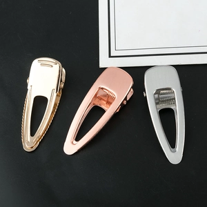 Trois barrettes en métal évidées en forme de goutte en or, or rose et argent