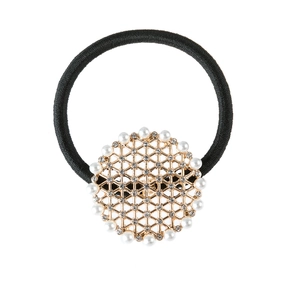 Détail d'un élastique à cheveux tournesol avec maille dorée, perles et cristaux brillants