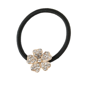 Gros plan sur la fleur dorée en strass avec l'élastique noir haute élasticité