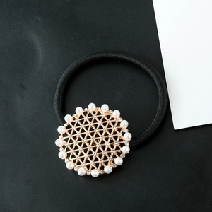 Élastique à cheveux noir avec disque en maille dorée et perles blanches de style tournesol