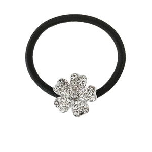 Gros plan sur l'élastique à cheveux noir avec fleur en argent et strass brillants incrustés