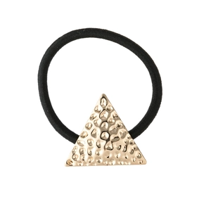 Élastique à cheveux avec pendentif triangle doré martelé et bande noire flexible