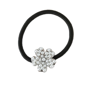 Détail d'un élastique à cheveux haute élasticité avec fleur argentée et incrustation perles