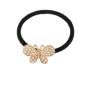 Vue détaillée d'un élastique noir avec papillon doré orné de perles de nacre