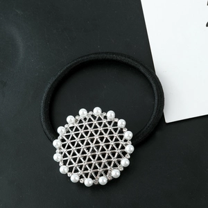 Élastique à cheveux noir avec disque en métal argenté, perles blanches et petits cristaux
