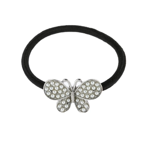 Détail de l'élastique à cheveux noir avec papillon argenté orné de perles blanches