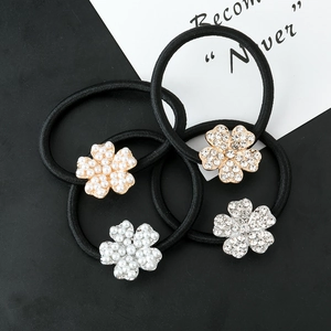 Lot de quatre élastiques à cheveux ornés de fleurs en perles et strass cristallins