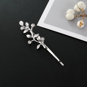 Détail macro de l'élégante pince à cheveux fleur argentée avec strass scintillants