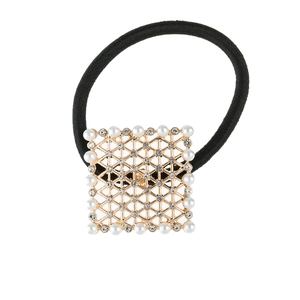 Élastique à cheveux noir avec breloque carrée dorée ornée de perles et strass