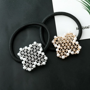 Elegante Haargummis mit Perlen und Strasssteinen auf elastischen schwarzen Bändern