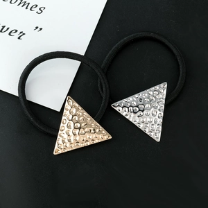 Élastiques à cheveux avec triangle en métal martelé coloris or et argenté brillant
