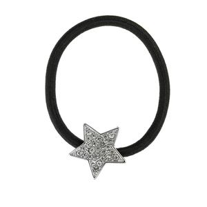Détail d'un élastique à cheveux noir avec un pendentif étoile argenté incrusté de strass