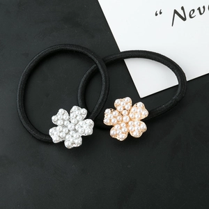 Lot de deux chouchous élastiques élégants avec fleurs en perles sur bande noire souple