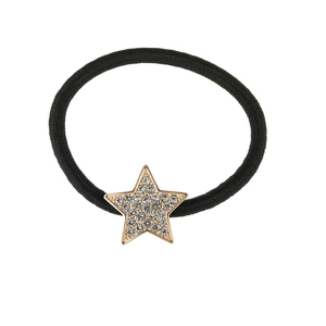 Détail de l'élastique à cheveux noir avec un pendentif étoile dorée orné de strass brillants