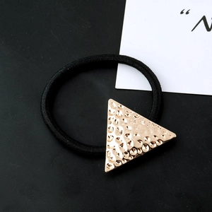 Élastique à cheveux minimaliste avec un accent métallique triangulaire doré martelé