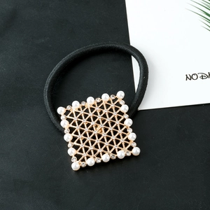 Élastique à cheveux noir avec ornement carré doré agrémenté de perles et cristaux brillants